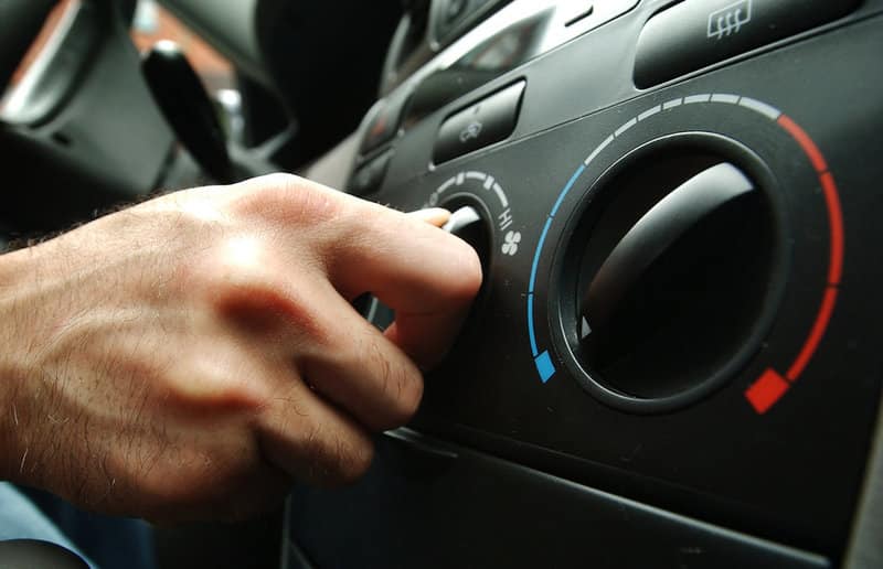 Плохой запах в салоне автомобиля может быть следствием поломки системы обогрева