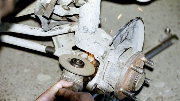 Как открутить гайку рулевого наконечника | Как снять рулевой наконечник без съемника