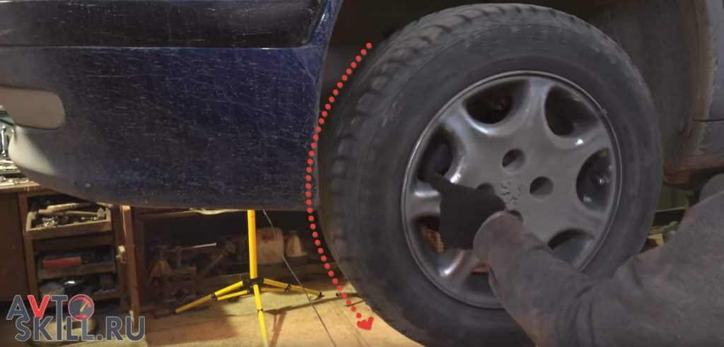 Стучит колесо после. Повреждения на протекторе. Поврежденное колесо. При наезде на кочку стук в правом переднем колесе рено логан. Последствия езды на ручнике.