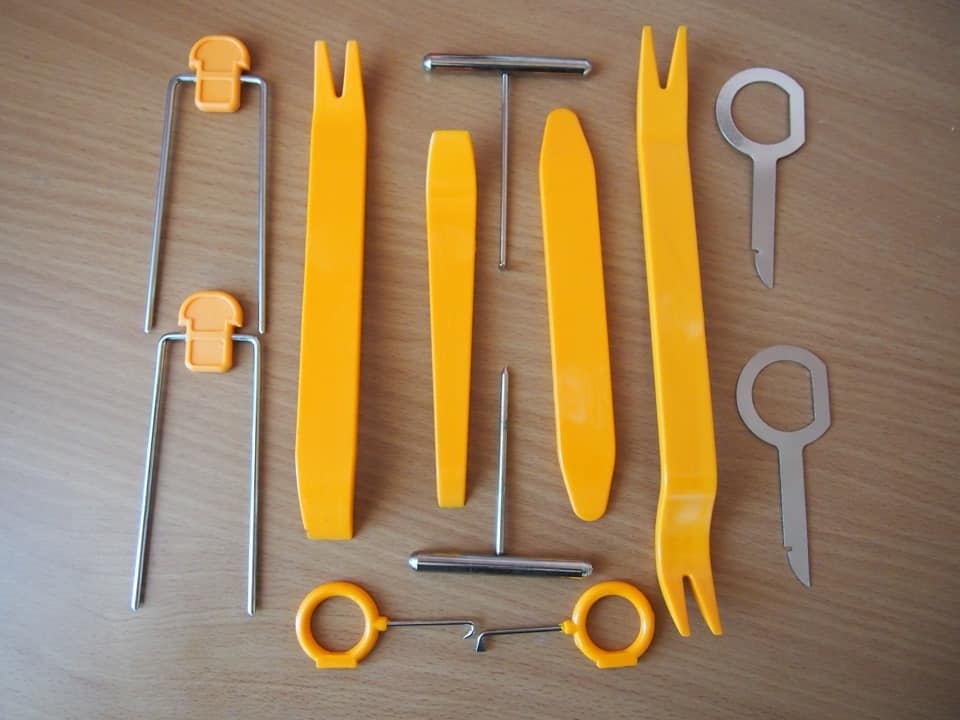 Инструменты для снятия обшивки автомобиля | Как снять обшивку двери на Приоре: переднюю, заднюю