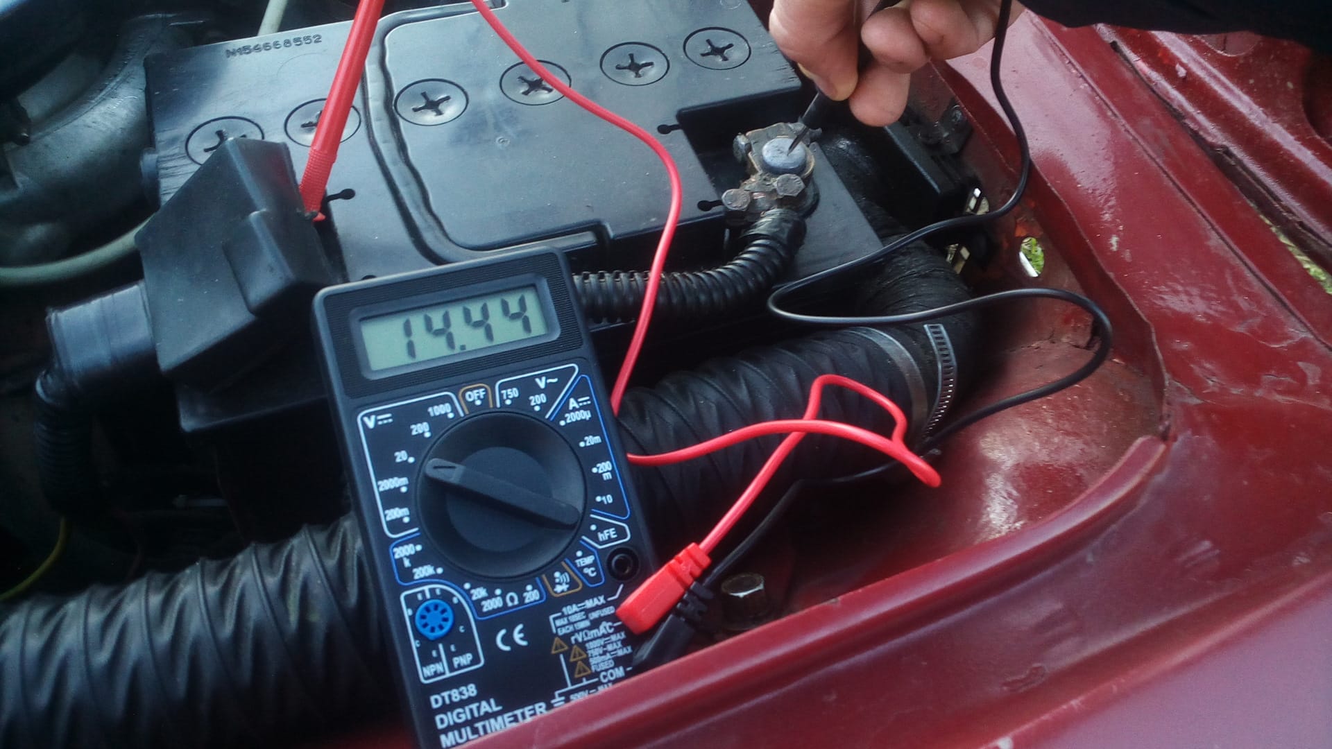 Как проверить аккумулятор автомобиля мультиметром от генератора